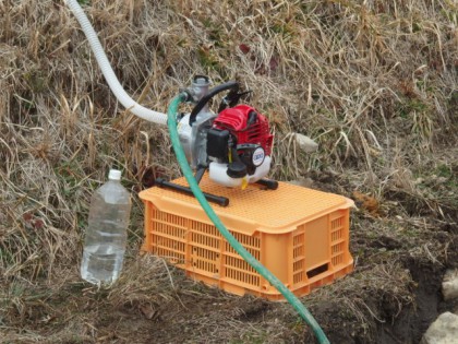 【写真】ポンプで給水