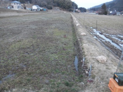 【写真】水田に発酵鶏糞を投入