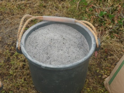 【写真】水田に籾殻灰を投入