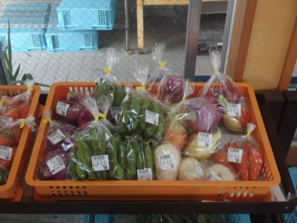 【写真】直売所に出荷した野菜（ニンジン、カブ、タマネギ、そら豆、他）