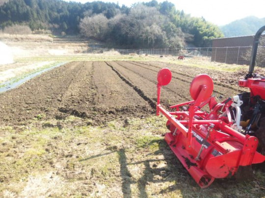 【写真】トラクターで耕運